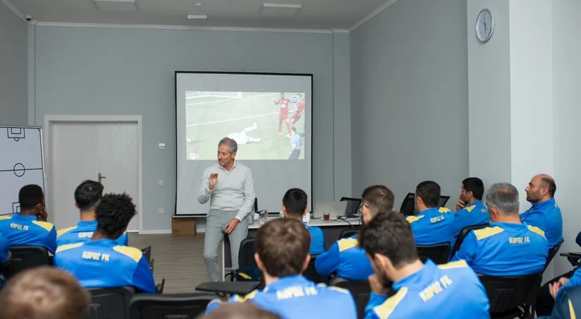 Frank De Blekere Kəpəzin futbolçuları ilə görüşüb