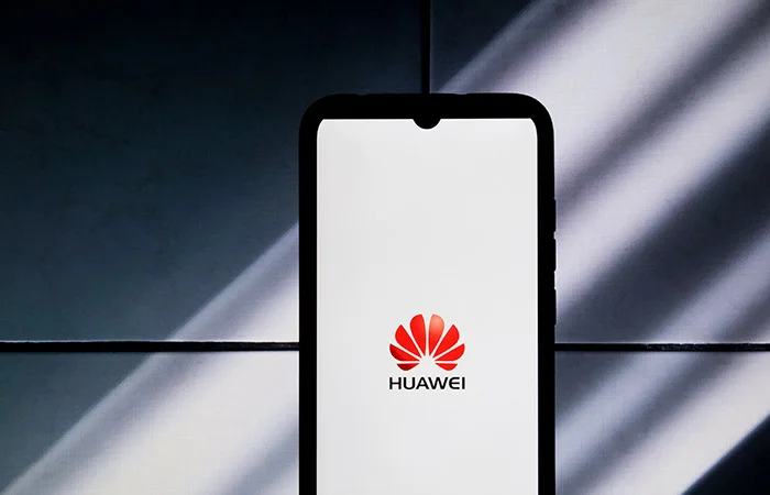 “Huawei” öz əməliyyat sistemində ilk flaqman smartfonunu təqdim etdi