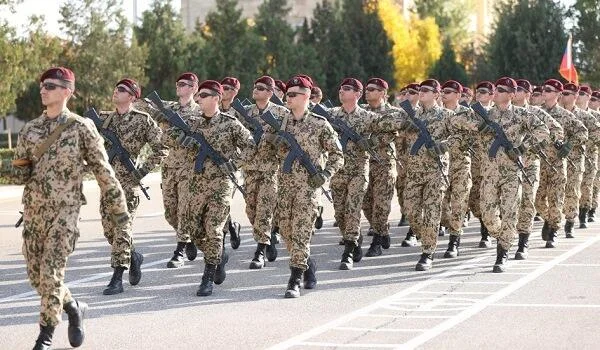 Xanlar Vəliyev hərbi qulluqçularla görüşdü Foto