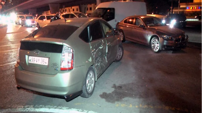 Bakıda “Prius” və BMW toqquşdu; Yolda tıxac yaranıb FOTO