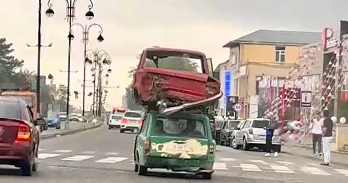 Qubada öz ağırlığında maşın daşıyan “VAZ” yol boyu təhlükə yaratdı VİDEO