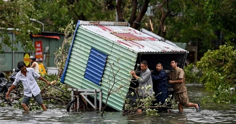 Vyetnamda daşqınlar: Yüzə yaxın insan ölüb