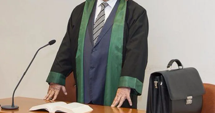 Vəkil statusu qazananlar and içdi