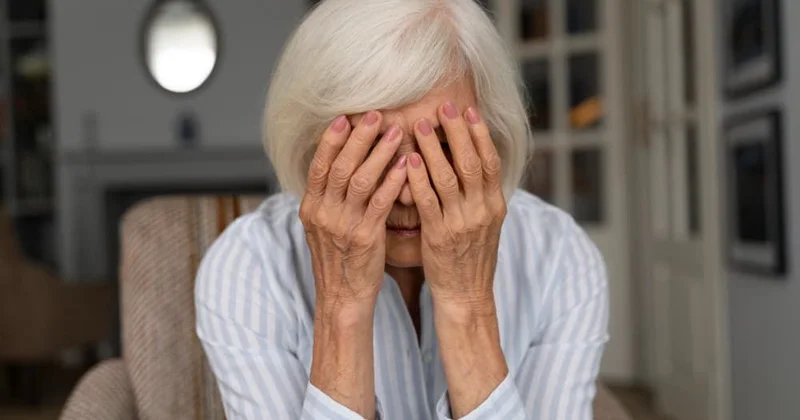 Evdə altsheymer xəstəsi varsa, böyük güzgüləri yığışdırın Həkimdən xəbərdarlıq