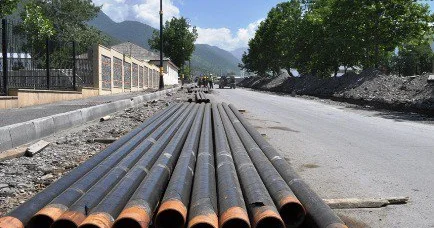 Köhnə Günəşlidə su xətləri elektrik kabellərinin üzərindən keçir?