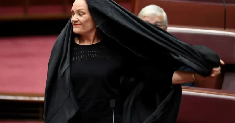 Сенатора отстранили от работы из за выходки с паранджой