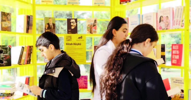 İnteraktiv kitab köşkü