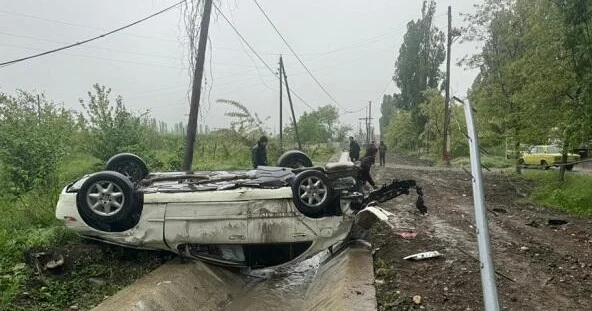 Oğuzda maşın idarəetmədən çıxaraq aşdı: ölən var