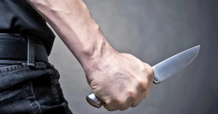 Azərbaycanlı yeniyetmə namaza görə polisi bıçaqladı