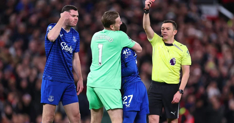 Everton un müdafiəçisi bu hərəkətə görə son 25 ildə meydandan qovulan 3 cü oyunçu oldu