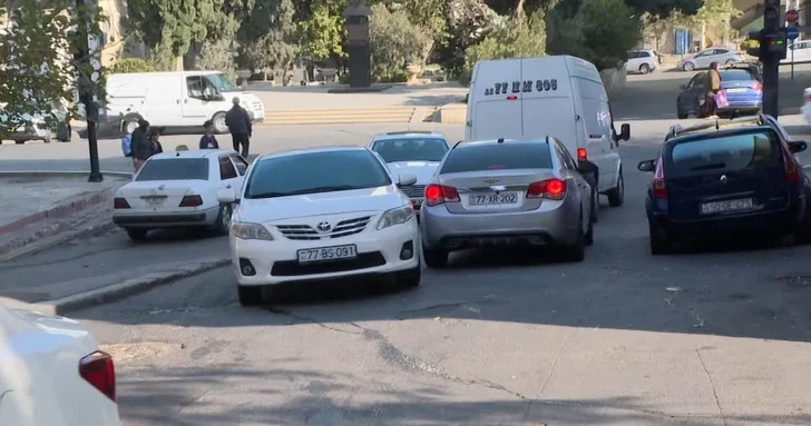 Дорога испытаний: жители бакинского поселка вынуждены преодолевать опасную полосу препятствий