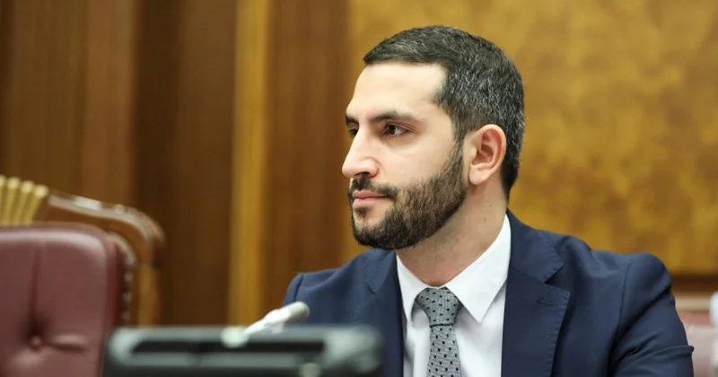 Bütün xalq savadsızdır, Köçəryan və Sarkisyan savadlı