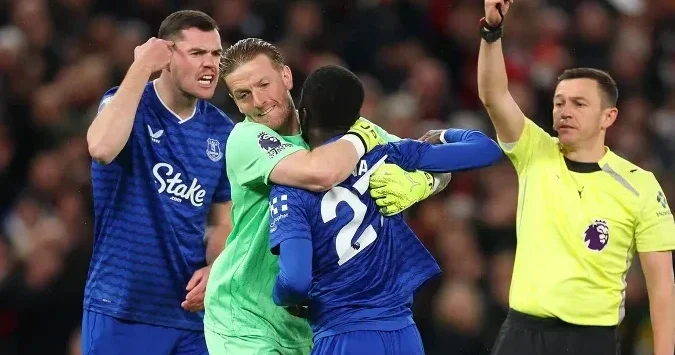 “Everton”un futbolçusu komanda yoldaşı ilə qarşıdurmaya görə üzr istəyib