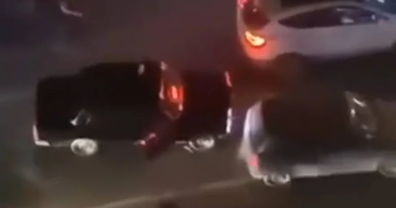 Bakıda taksi sürücüsü qaydanı pozdu, avtomobilləri əzdi VİDEO