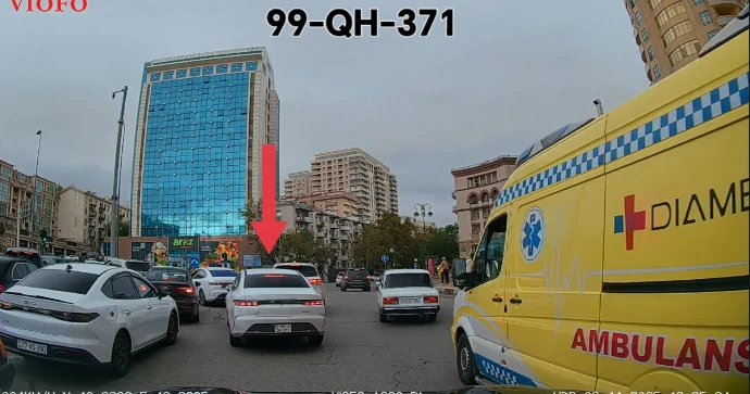 Sola dönəcəyini bilən sürücü sağ zolaqla hərəkət edib yolu kəsdi VİDEO