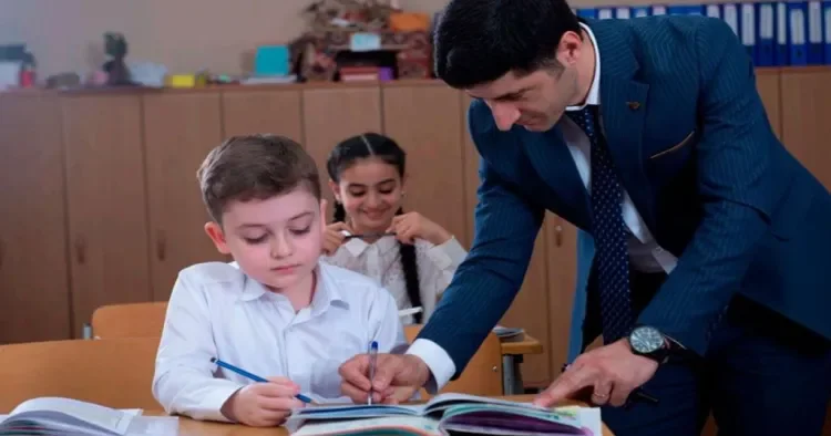 Azərbaycanda bağçada işləyən cəmi bir kişi müəllim var imiş AÇIQLAMA