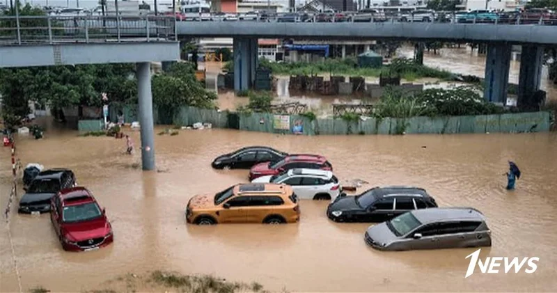 Наводнения в центре Вьетнама унесли жизни 91 человека