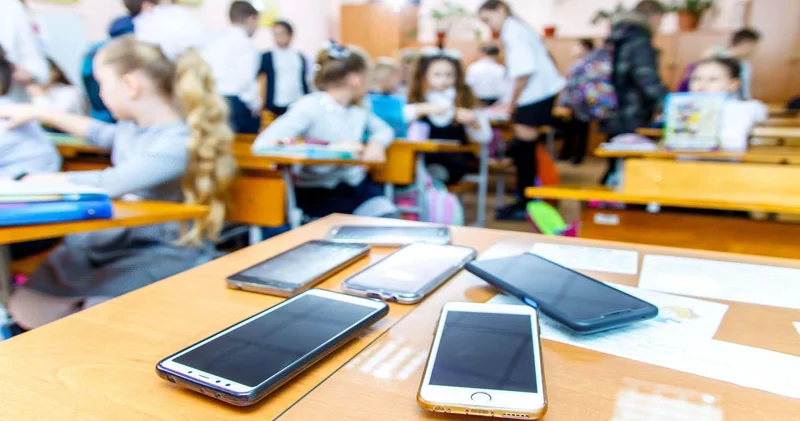 Apple şirkəti Rusiyaya iPhone göndərməyi qadağan edir