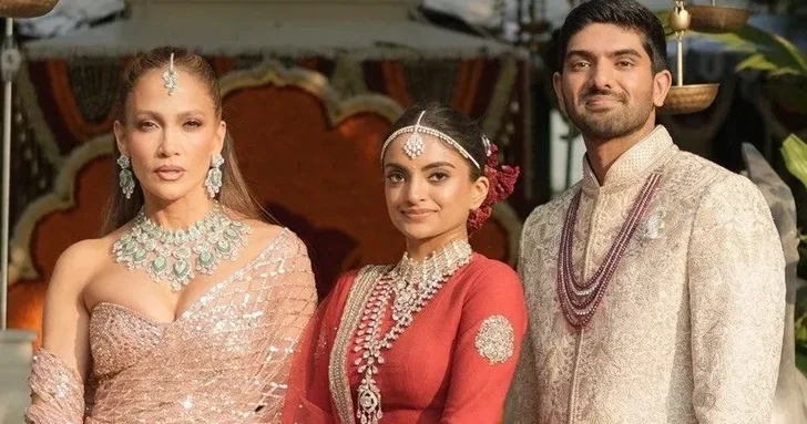 Танцы, золото, $2 млн: Джей Ло рвет свадьбу индийского миллиардера