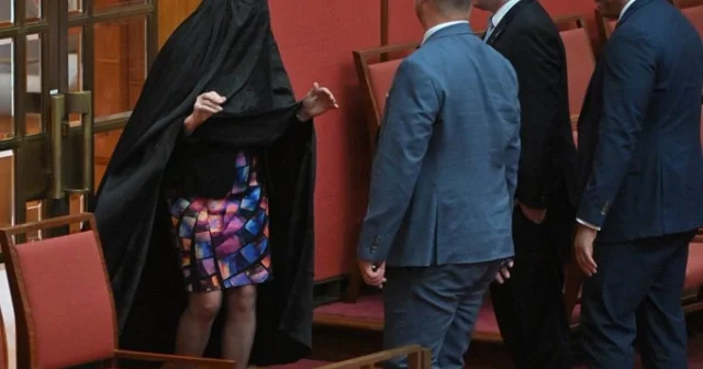 Avstraliyada parlamentə qara çarşafla daxil oldu