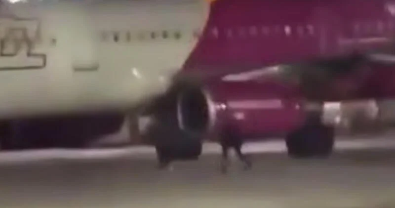 Опоздавшие на самолет пассажиры попытались его остановить ВИДЕО