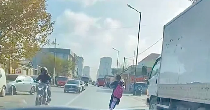 Bakıda skuterlə hərəkət edən iki azyaşlının videosu yayıldı VİDEO