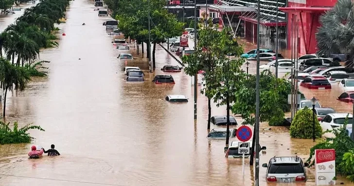 Проливные дожди продолжают терзать Вьетнам: более 90 погибших и колоссальные разрушения