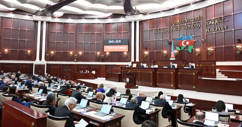 Проходит очередное пленарное заседание Милли Меджлиса, на обсуждение вынесены 14 вопросов