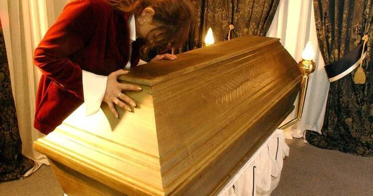 Yandırılmaq üçün məbədə gətirilən qadın dirildi