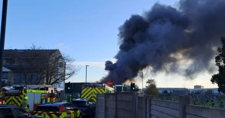 150 пожарных борются с огненной стихией в Лондоне