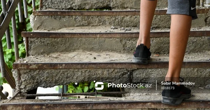 На грани обрушения: в Баку жители здания 1897 года постройки живут в постоянном страхе