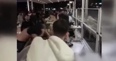 Kafedə əlbəyaxa dava anbaan kameraya düşdü