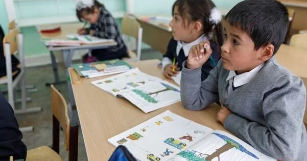 Miqrant uşaqların təxminən yarısı məktəbə getmir...