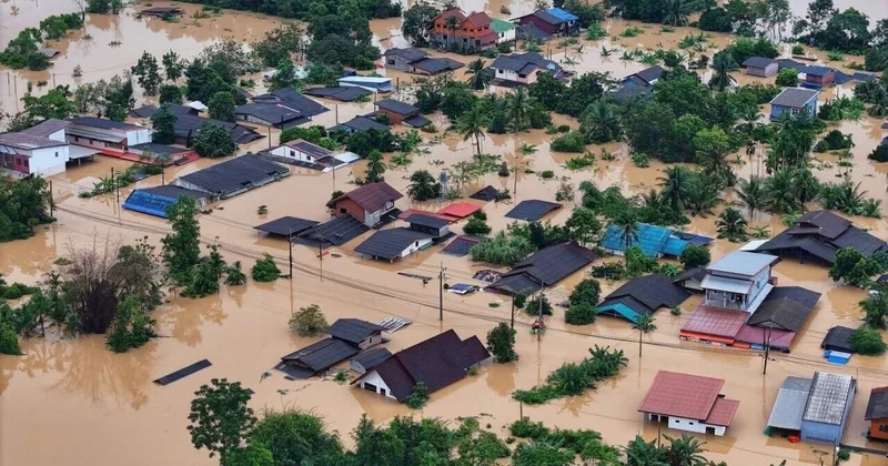 Десятки тысяч человек эвакуированы из за наводнений в Малайзии ФОТО ВИДЕО
