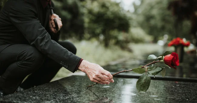 Əgər ölmüş şəxs vəsiyyətnamə yazmırsa, o zaman onun mülkü qanuni vərəsələr arasında bölünəcək”