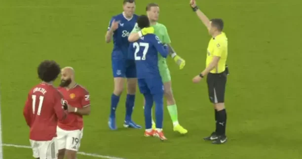 Komanda yoldaşına şillə vurdu, meydandan qovuldu Video Fotolar