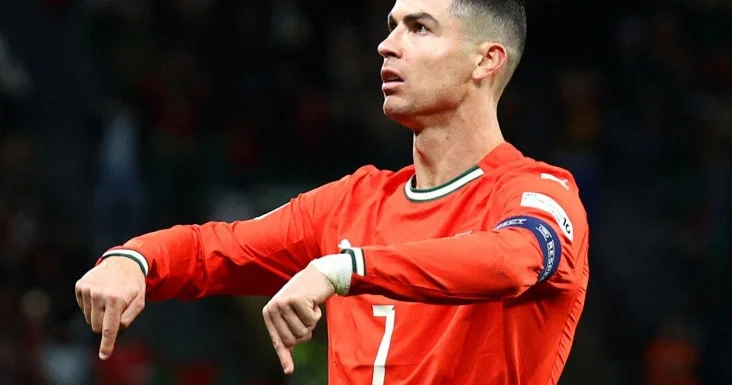 FIFA Ronaldunu bir oyunluq diskvalifikasiya edib, sınaq müddəti bir ildir