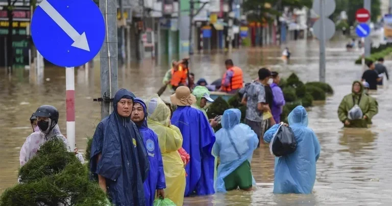 Число жертв наводнений во Вьетнаме достигло 91 человека