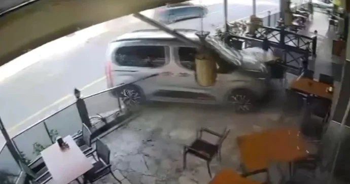 Sürücülük vəsiqəsi olmayan şəxs maşını restorana çırpıb qaçdı VİDEO
