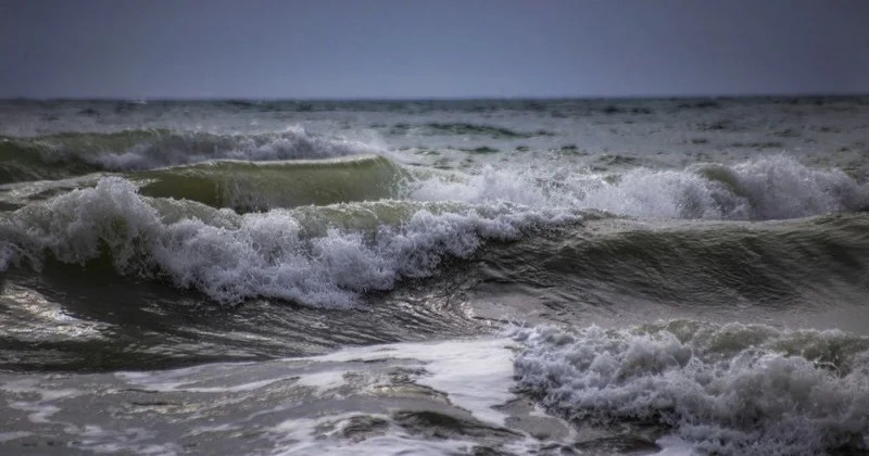 ABŞ da çimərlikdə böyük bir dalğa üç nəfəri batırıb