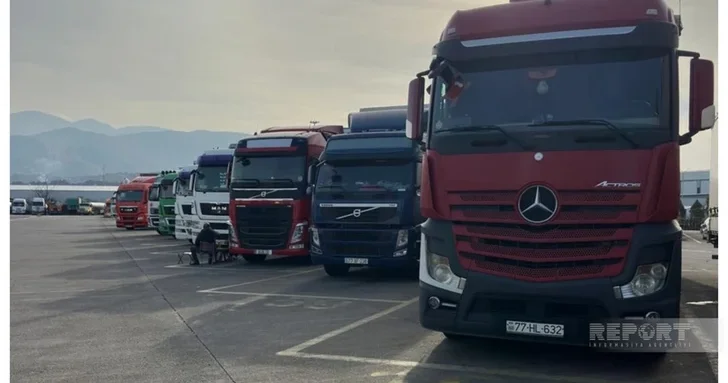 Азербайджанские фуры с табачной продукцией застряли на границе Грузии