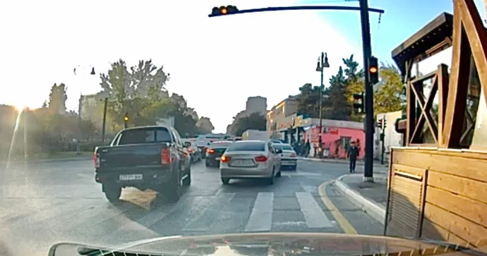 Binəqədidə vaxtından əvvəl yolayrıcına girən sürücülər hərəkəti əngəllədi VİDEO