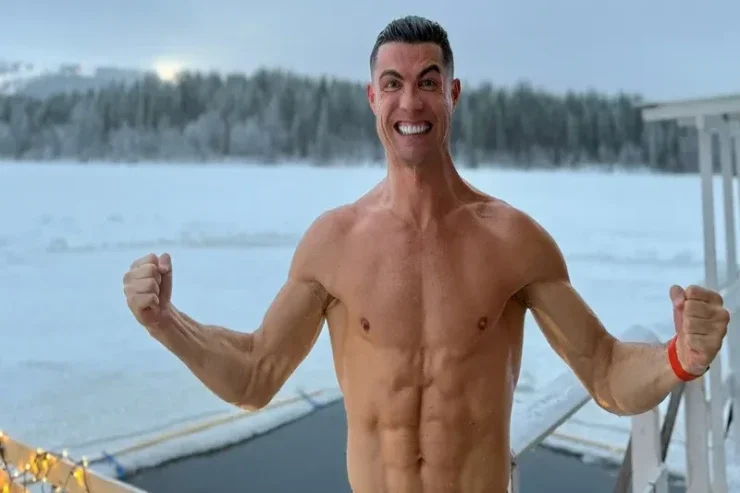 Ronaldo Finlandiyada soyuq suda çimdi