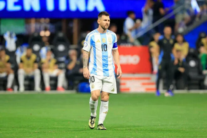 Argentina millisinin əfsanəsi: Messi kənd futbolu oynayır