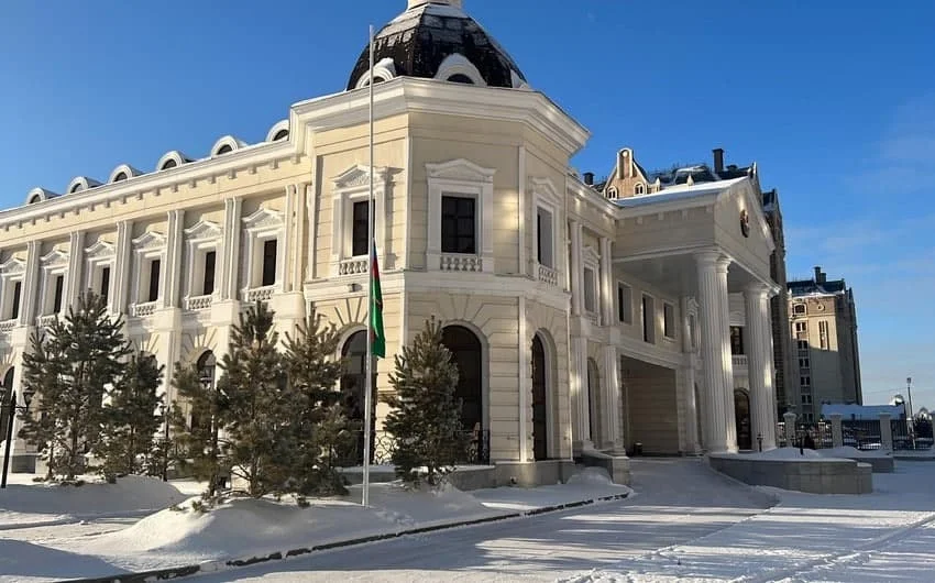 Qazaxıstan vətəndaşları Azərbaycan səfirliyinə axın edir FOTO