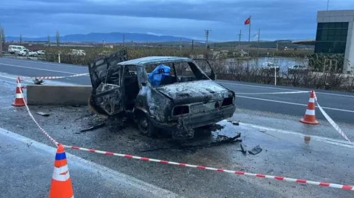 Hərəkətdə olan avtomobil alışdı: yaşlı ərarvad yanaraq öldü FOTO