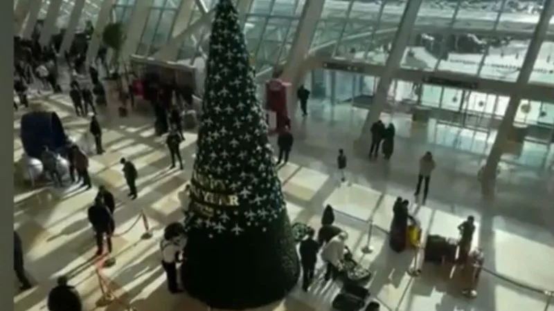 Aeroportdakı yolka söküldü VİDEO