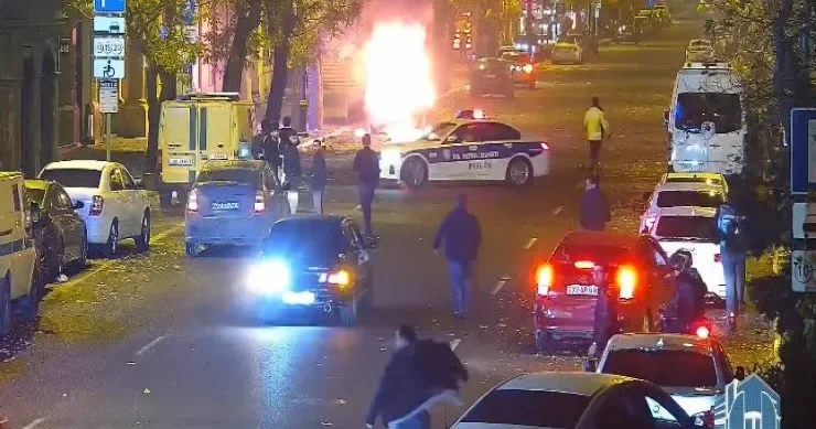 Bakının mərkəzində maşın yandı VİDEO