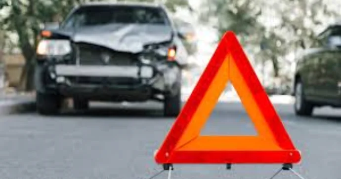 Tovuzda Opel ağaca çırpılıb, xəsarət alan var