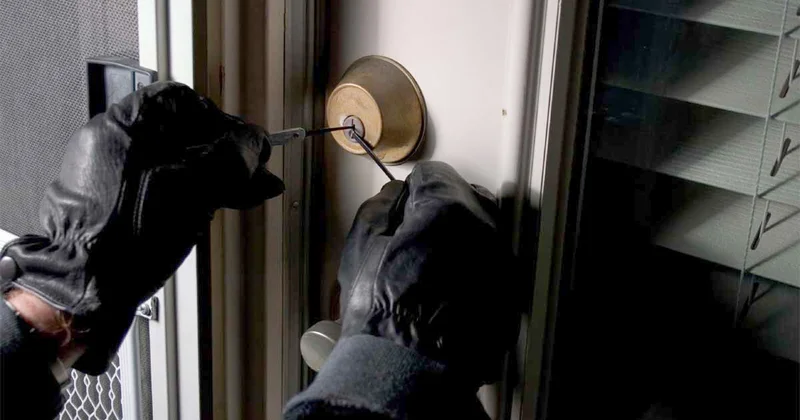 Şirniyyat mağazası və ticarət mərkəzindən oğurluq edilib